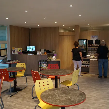 Hotel The Originals Access Aéroport,