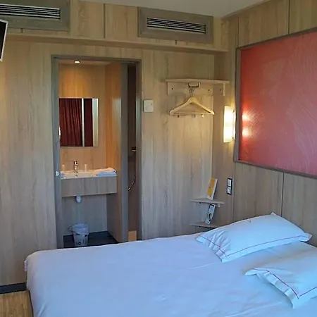 Hotel The Originals Access Aéroport,