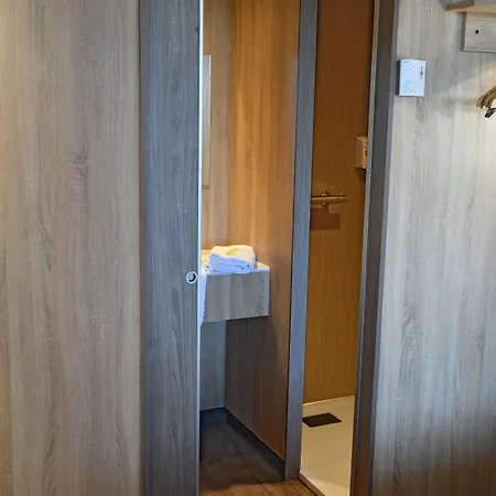Hotel The Originals Access Aéroport,