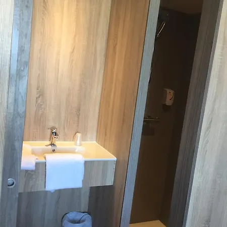 欧里亚克机场原生酒店 2*