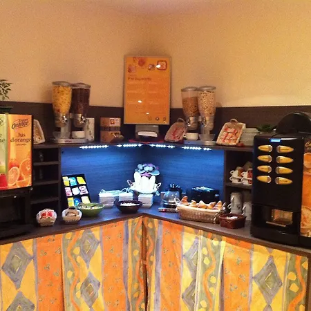 Hotel The Originals Access Aéroport,