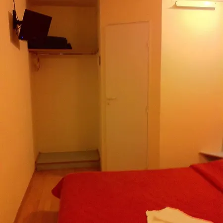 Hotell The Originals Access Aeroport, Aurillac