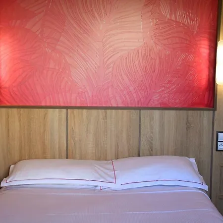 Hotel The Originals Access Aéroport,