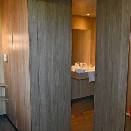 Hotell The Originals Access Aeroport, Aurillac