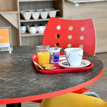 Hotel The Originals Access Aéroport, 3*