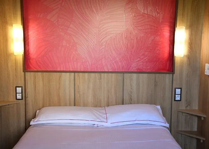 Hotel The Originals Access Aeroport,